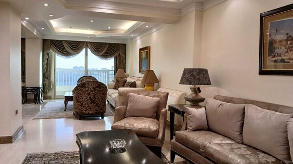 Appartement Luxe, balcon | Coin séjour