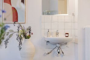 Habitación básica doble, vistas a la ciudad | Baño | Ducha, toallas, jabón y champú