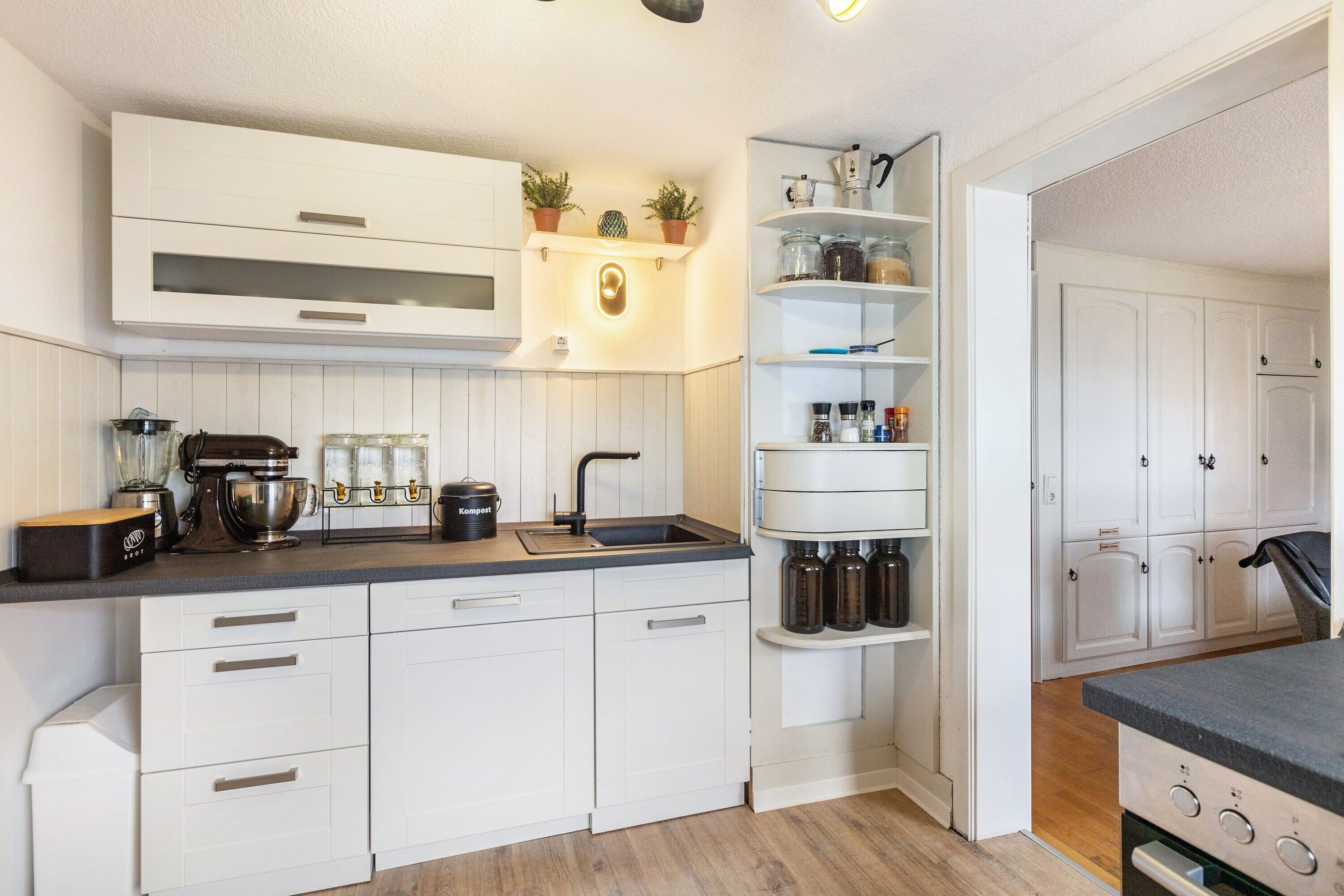 Fridge, oven, stovetop, dishwasher