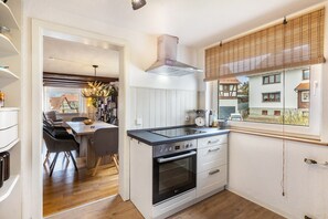 Fridge, oven, stovetop, dishwasher - Apartment 'You R Welcome Too' with Balcony and Sauna (Lauterbach (Hessen))