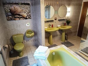 Chuveiro, toalhas de banho