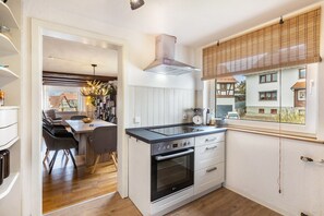 Fridge, oven, stovetop, dishwasher - Apartment 'You R Welcome Too' with Balcony and Sauna (Lauterbach (Hessen))