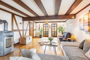 Living area - Apartment 'You R Welcome Too' with Balcony and Sauna (Lauterbach (Hessen))