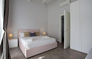 3 bedrooms, travel cot - The Cooper's House, 200 meters from the historic Walls of Lucca (Lucca)