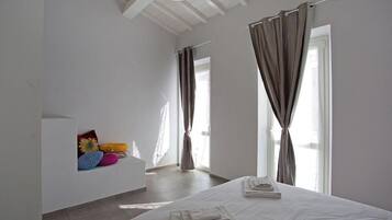 3 bedrooms, travel crib