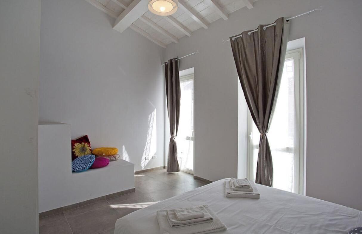 3 bedrooms, travel crib