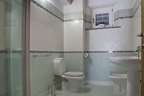 Dusche, Bidet, Handtücher, Shampoo
