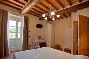 2 bedrooms, desk, iron/ironing board, travel cot - Tenuta San Giovanni Verbena (Lucca)