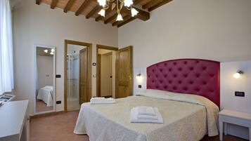 3 Schlafzimmer, Schreibtisch, Bügeleisen/Bügelbrett, Reisekinderbett