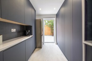 Interior - A clean, luxurious, spacious and modern 4 Bedroom house (Borehamwood)