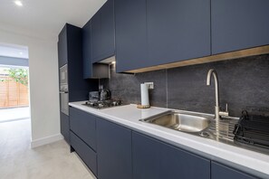 Microwave, oven, stovetop - A clean, luxurious, spacious and modern 4 Bedroom house (Borehamwood)