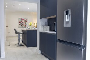 Interior - A clean, luxurious, spacious and modern 4 Bedroom house (Borehamwood)