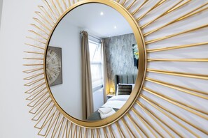 4 bedrooms, iron/ironing board, WiFi, bed sheets - A clean, luxurious, spacious and modern 4 Bedroom house (Borehamwood)