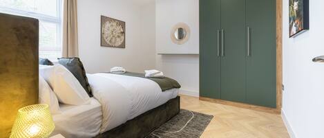 4 habitaciones, tabla de planchar con plancha, wifi y ropa de cama