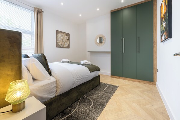 4 bedrooms, iron/ironing board, WiFi, bed sheets - A clean, luxurious, spacious and modern 4 Bedroom house (Borehamwood)