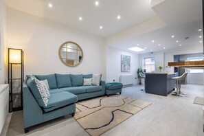 TV - A clean, luxurious, spacious and modern 4 Bedroom house (Borehamwood)