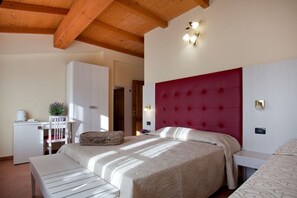 4 bedrooms, iron/ironing board, travel cot - Tenuta San Giovanni - Salvia Apartment (Lucca)