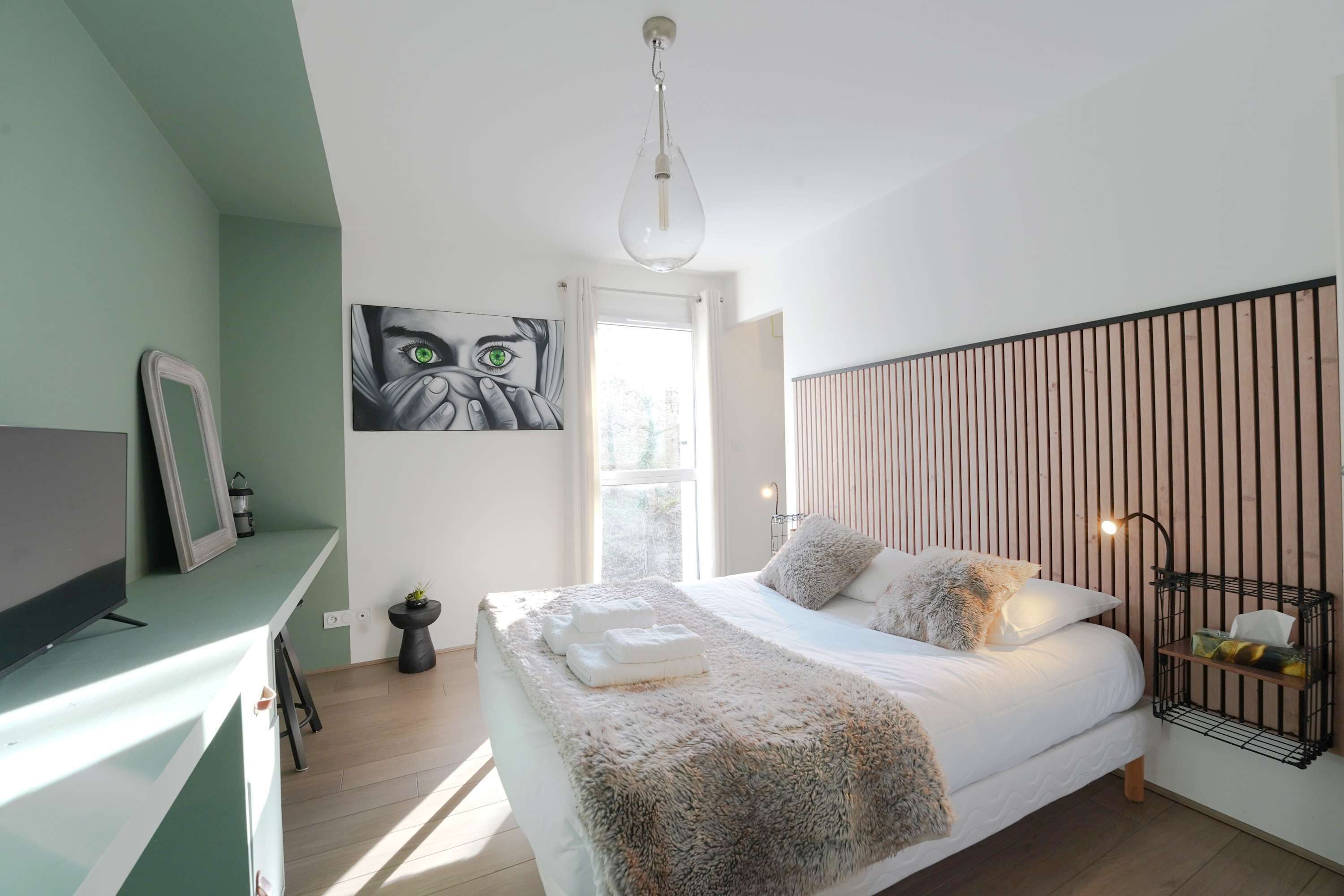 4 slaapkamers, een bureau, een strijkplank/strijkijzer, wifi