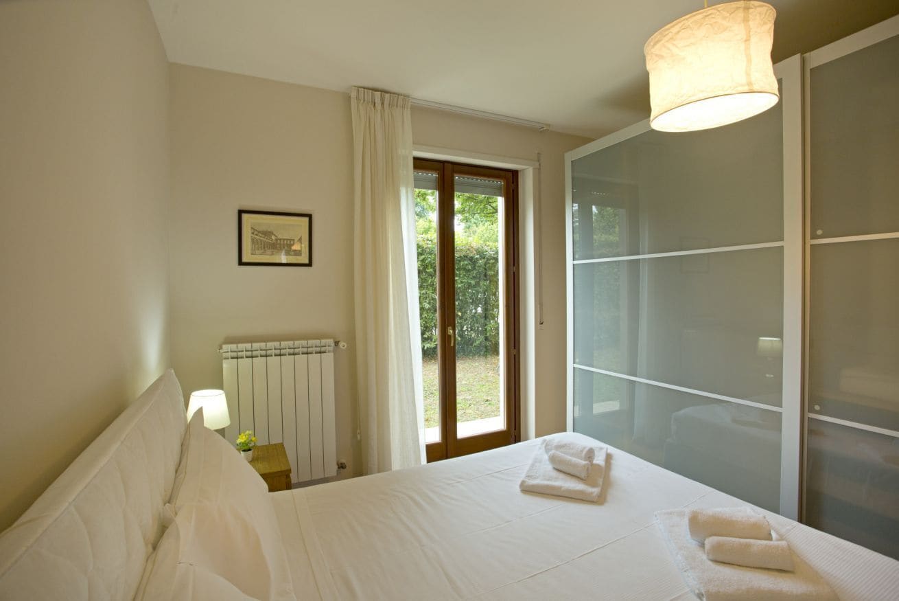 3 habitaciones, escritorio y tabla de planchar con plancha 