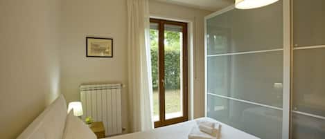 3 chambres, bureau, fer et planche Ă repasser