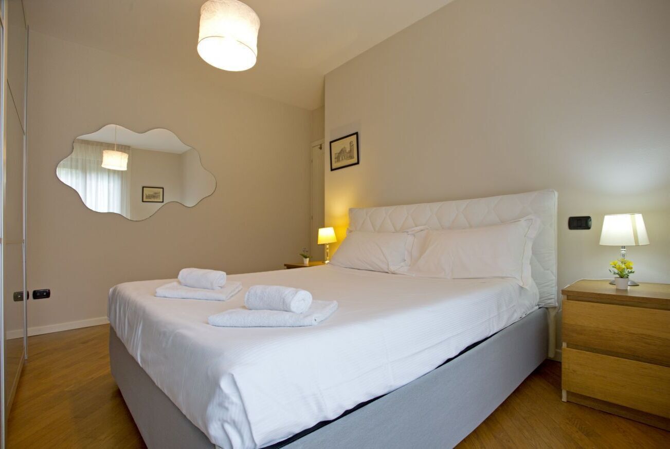 3 habitaciones, escritorio y tabla de planchar con plancha 