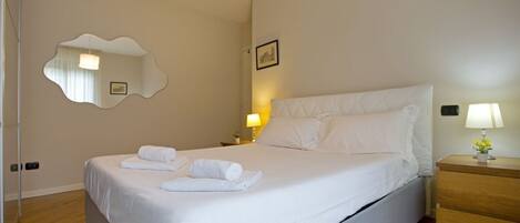 3 habitaciones, escritorio y tabla de planchar con plancha