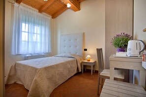 In-room safe, desk, iron/ironing board, travel cot - First floor apartment Consisting of 3 bedrooms, 2 of which are standard doubles and one with a French bed, a large living area with a single sofa bed and an equipped kitchen, the property is completed by 3 fully equipped bathrooms. moreover, the apartmen (Lucca)