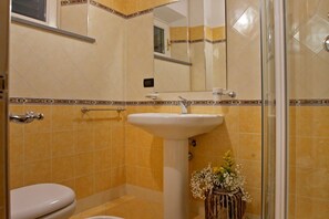 Shower, bidet, towels, shampoo - First floor apartment Consisting of 3 bedrooms, 2 of which are standard doubles and one with a French bed, a large living area with a single sofa bed and an equipped kitchen, the property is completed by 3 fully equipped bathrooms. moreover, the apartmen (Lucca)