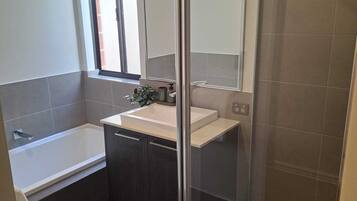 Dusche, Handtücher, Seife, Toilettenpapier