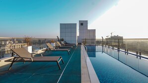 A rooftop infinity pool with lounge chairs and a glass balustrade. - Urban Nest Westlands – Infinity Pool, Gym & Scenic Views close to major malls (Nairobi)