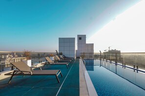 Outdoor pool - Urban Nest Westlands – Infinity Pool, Gym & Scenic Views close to major malls (Nairobi)