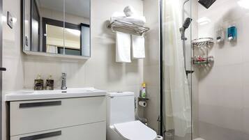 Dusche, Bidet, Handtücher, Seife