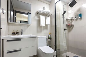 Dusche, Bidet, Handtücher, Seife