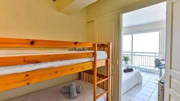 Silitysrauta/-lauta, Wi-Fi, vuodevaatteet