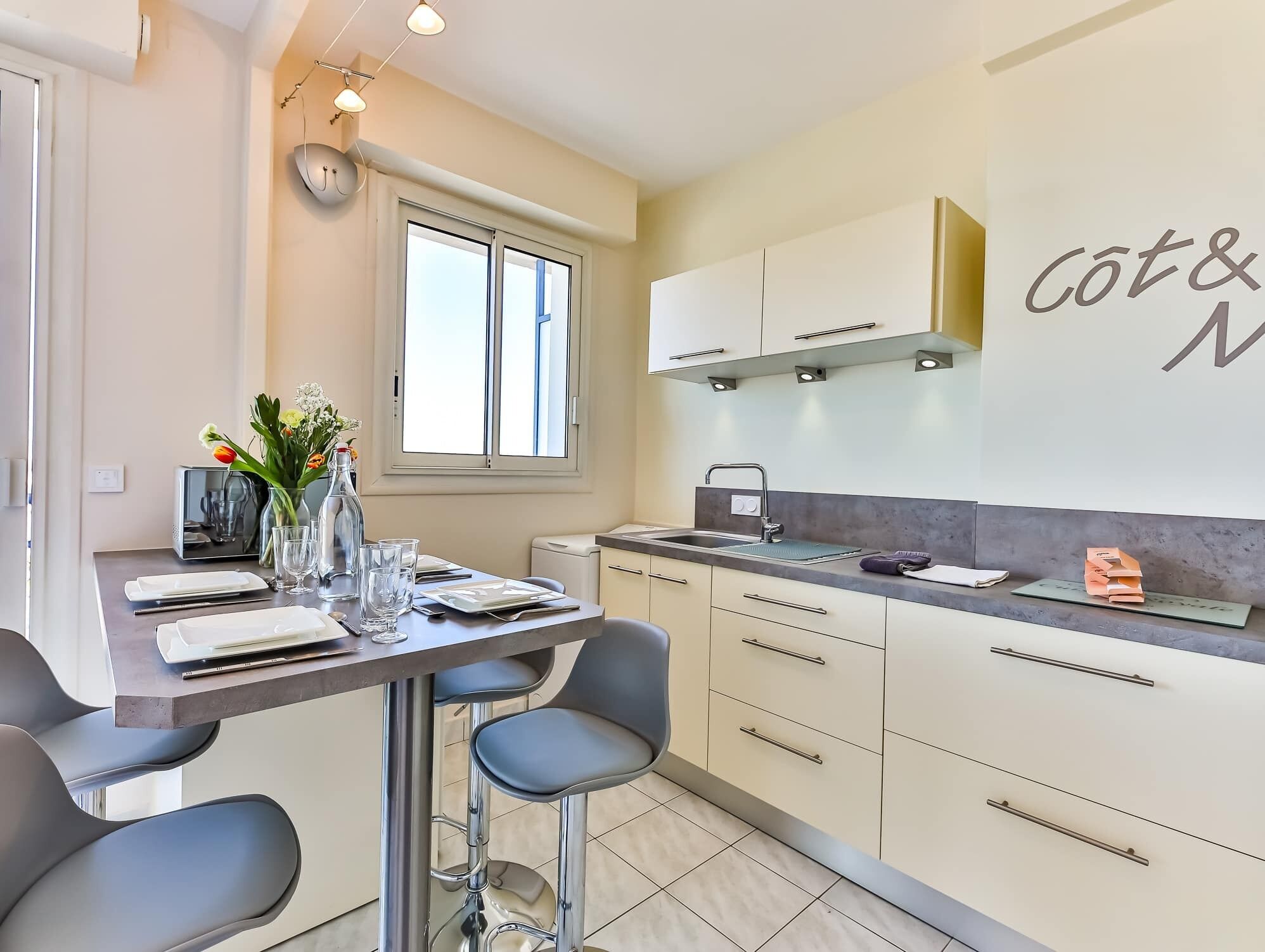 Frigorifero, microonde, macchina per tè/caffè, bollitore elettrico