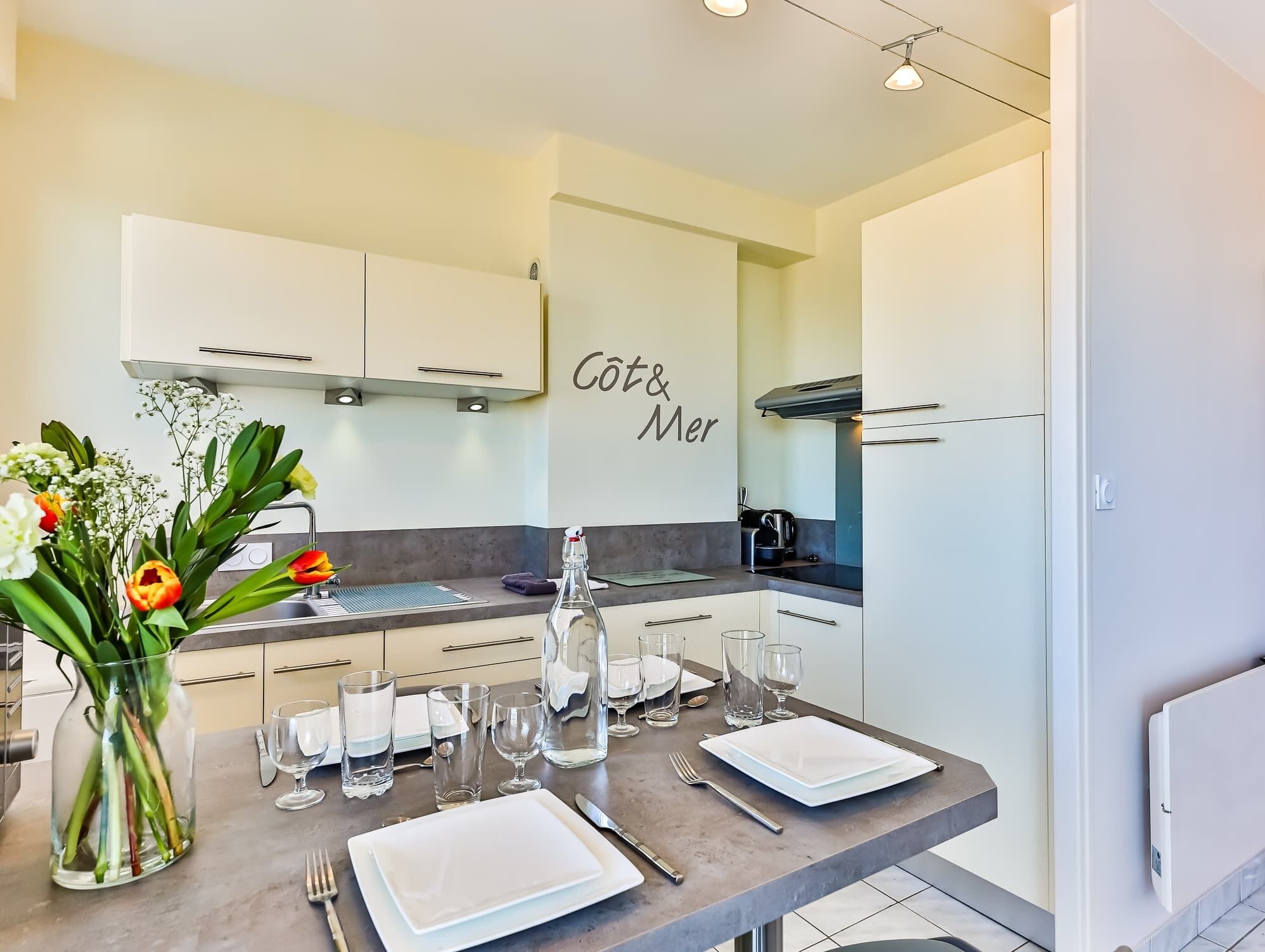 Refrigerador, microondas, cafetera y tetera y tetera eléctrica 