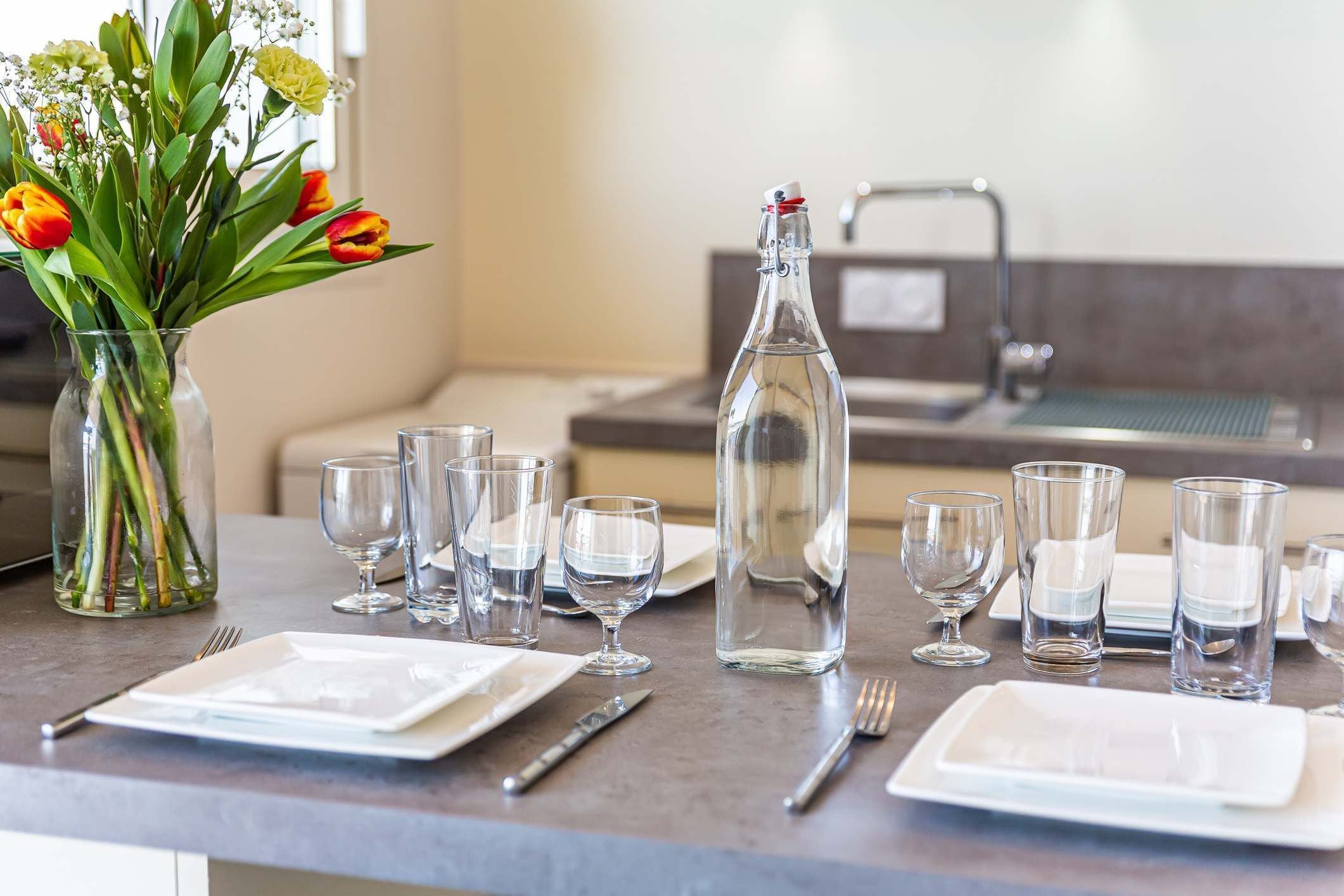 Refrigerador, microondas, cafetera y tetera y tetera eléctrica 