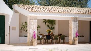 تناول الطعام بالخارج