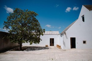 Superior studio suite, terras, uitzicht op de binnenplaats | Exterieur