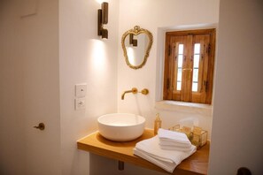 Studiosuite – junior, hageutsikt | Bad | Tøfler