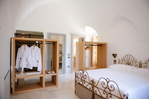 Studiosuite – junior, hageutsikt | Blendingsgardiner, lydisolert, strykejern/-brett og wi-fi (inkludert)