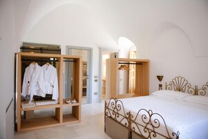 Suite monolocale Junior, vista giardino | Tende oscuranti, insonorizzazione, ferro/asse da stiro, Wi-Fi gratuito