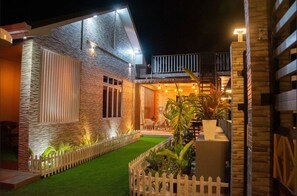 Vista frontal de la propiedad