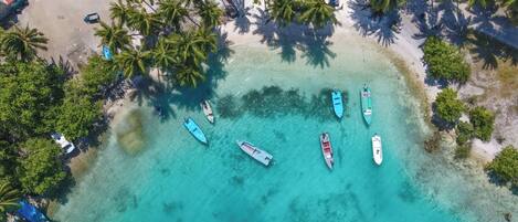 Praia particular nas proximidades, areia branca