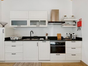 Fridge, oven, stovetop, dishwasher
