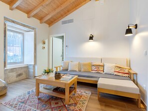 TV - Holiday Home 'Vinha Da Touça T1' with Mountain View, Wi-Fi and Air Conditioning (Soajo)
