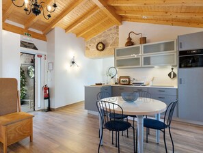 Dining - Holiday Home 'Vinha Da Touça T1' with Mountain View, Wi-Fi and Air Conditioning (Soajo)