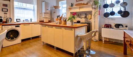 ثلاجة، ميكروويف، فرن، ماكينة لصنع القهوة/الشاي