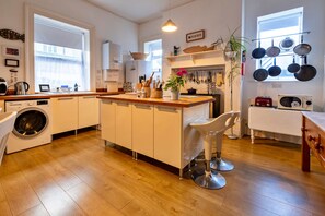 Fridge, microwave, oven, coffee/tea maker - Finest Retreats | Starfish (Ventnor)