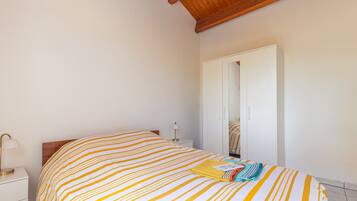 1 bedroom, bed sheets